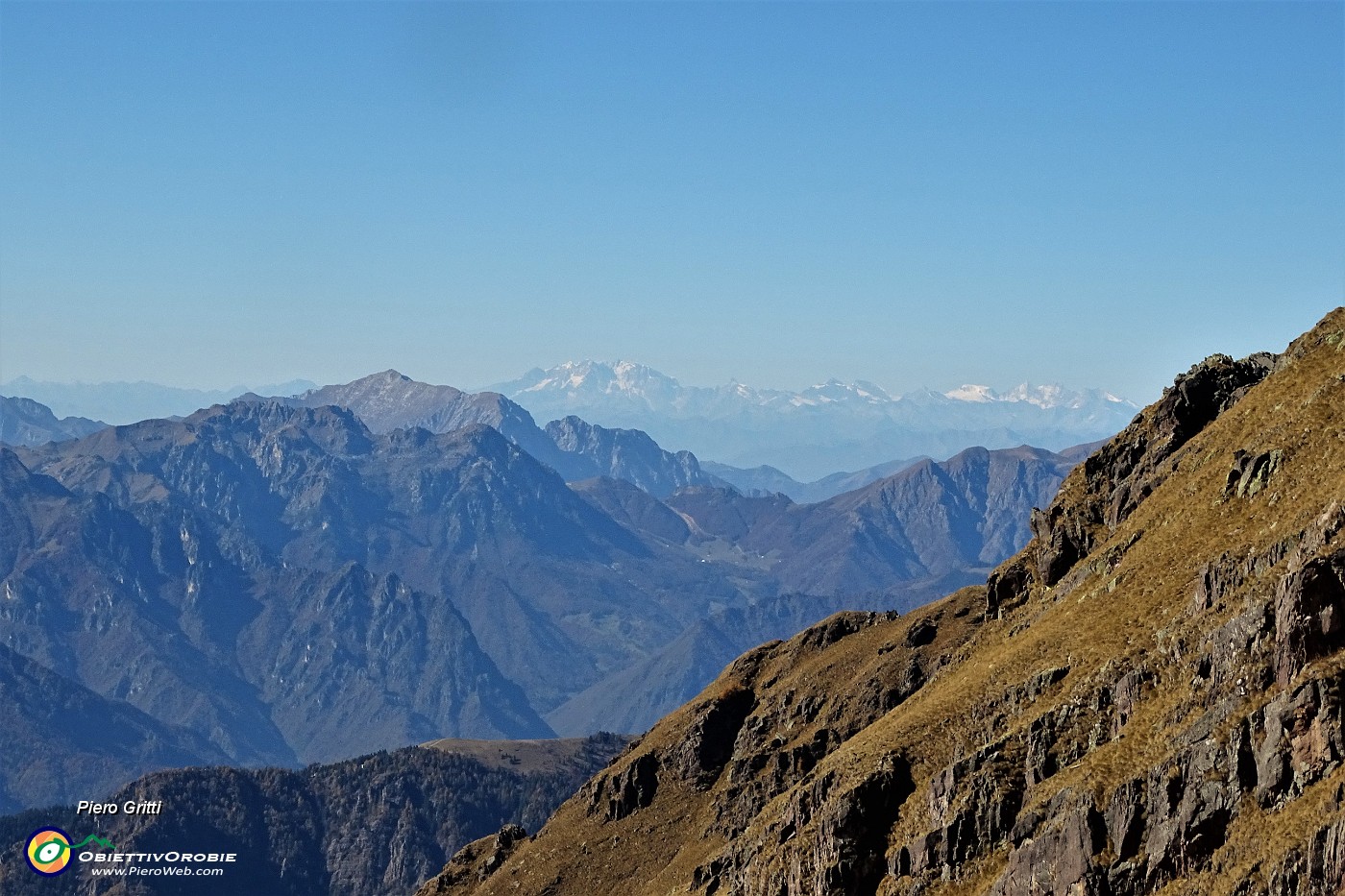 43 Zoom verso il Grignone e il Monte Rosa e il Cervino.JPG